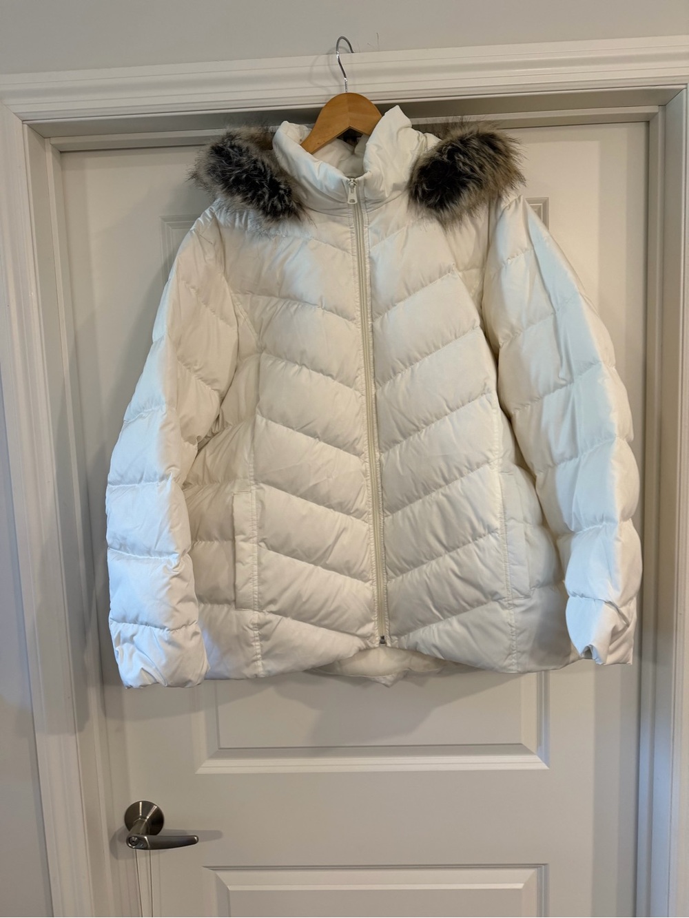 NET- Lands' End White Quilted Puffer Jacket with Faux Fur Hood Trim